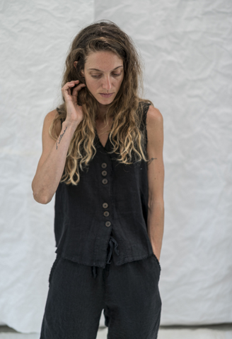 Aequamente SS25 Vest Black