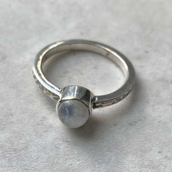 Hammered ring - rainbow moonstone